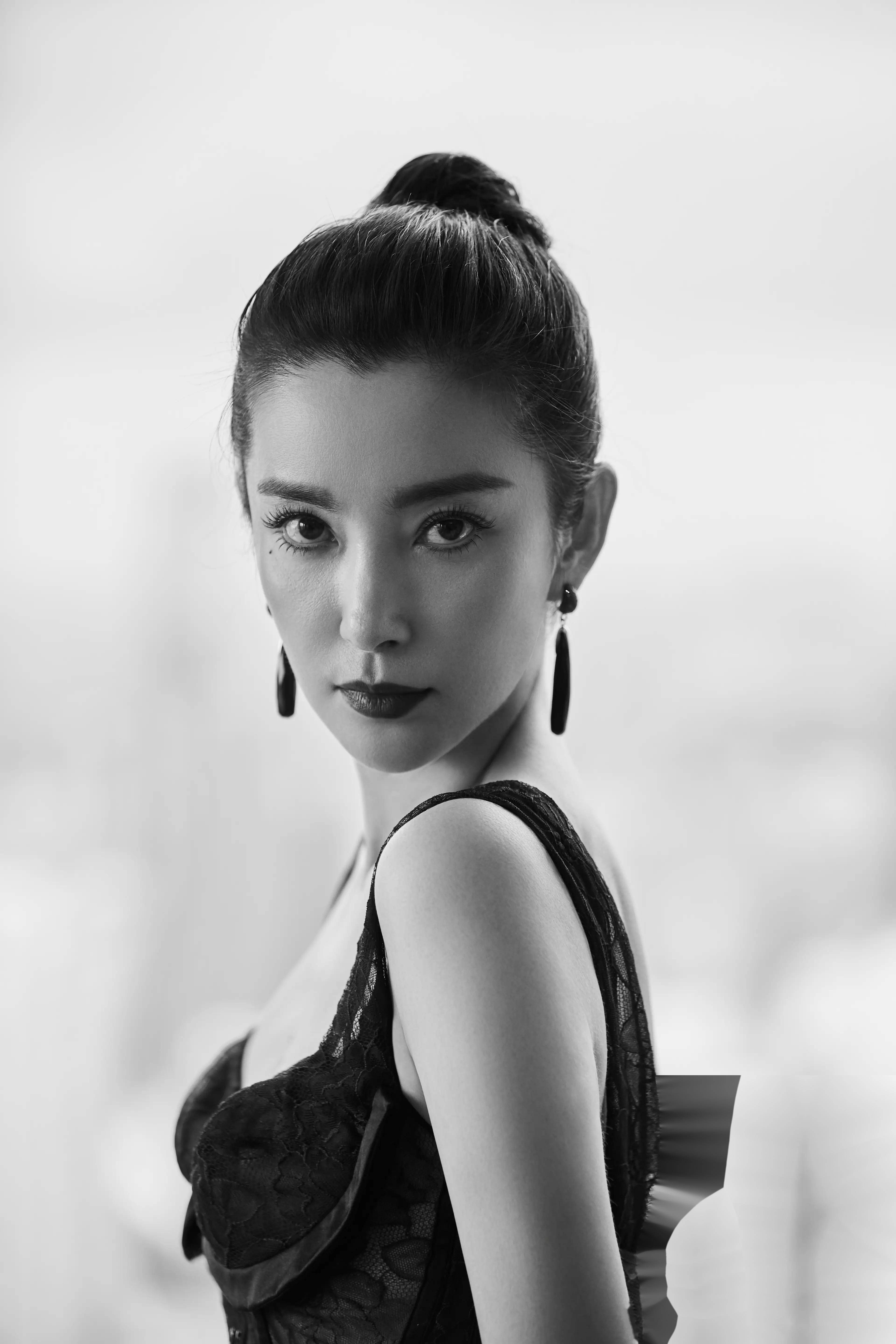 51岁的李冰冰依然保持完美状态,这写真太迷人了,谁能顶得住?