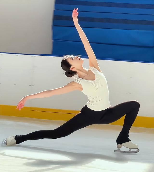 22岁中国花样滑冰美女陈虹伊展现飒爽身姿,犹如优雅白天鹅