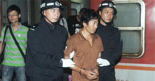 爱妻老母被打成重伤,暴徒却聚会欢笑,他连夜奔袭千里,提刀寻仇