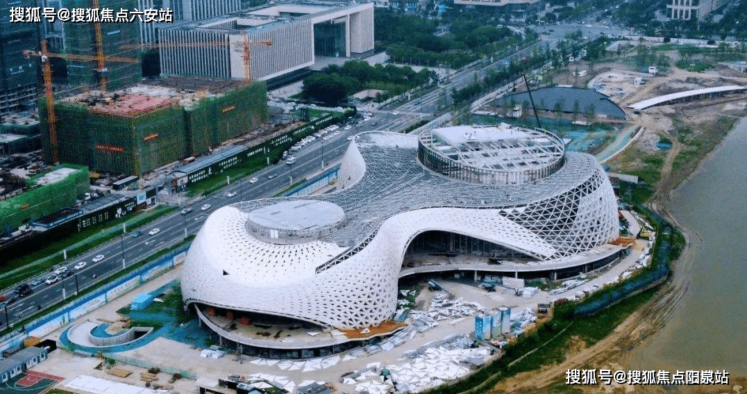 杭臻源周边已经从一纸规划完成了实景呈现,应有尽有,拥有国际风范的