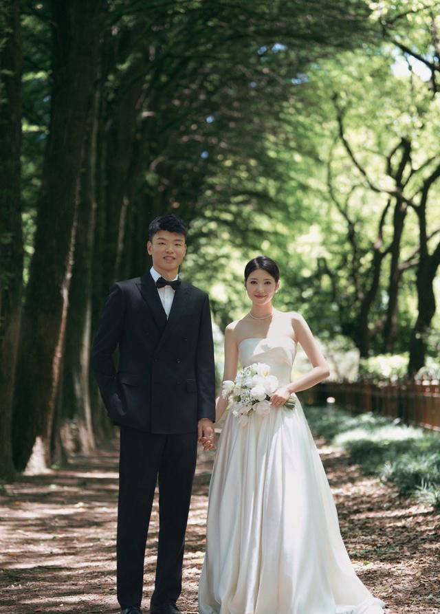 王懿律:国羽奥运冠军喜迎29岁双丰收,晒出幸福婚纱照