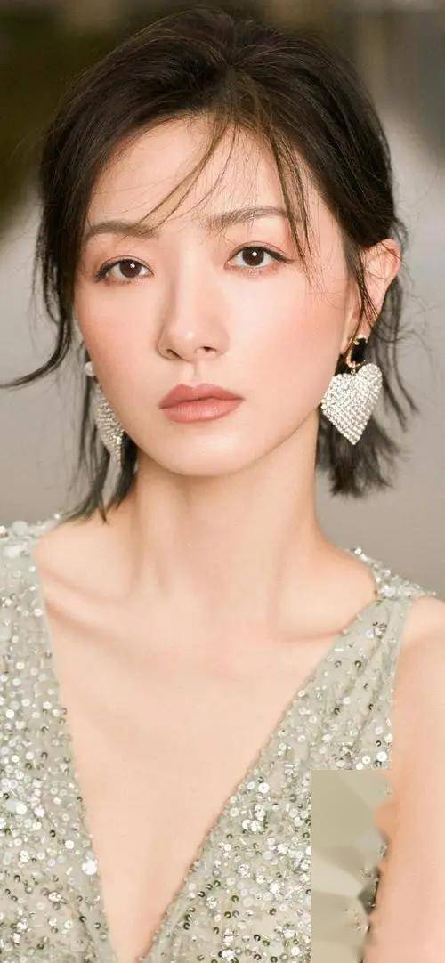 万茜写真赏:人间极品女神的魅力瞬间,美貌与才华并存!