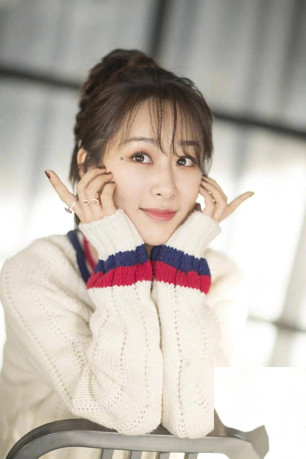 28岁杨紫清新写真,美得过分,娱乐圈新女神诞生!