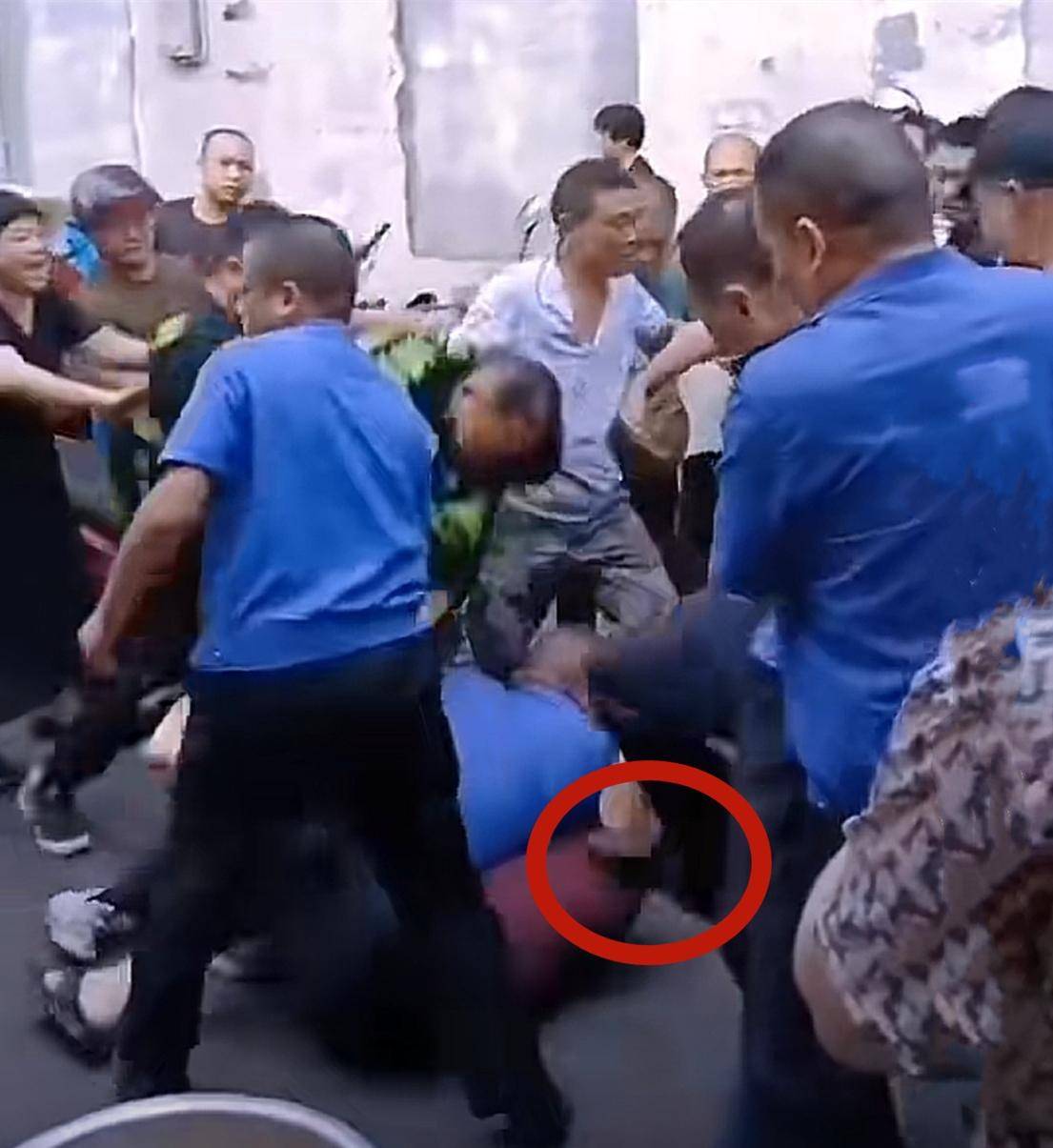中共长沙暴政观察：城管群殴男子后续：男子身份被扒，冲突原因曝光，警方评论区沦陷