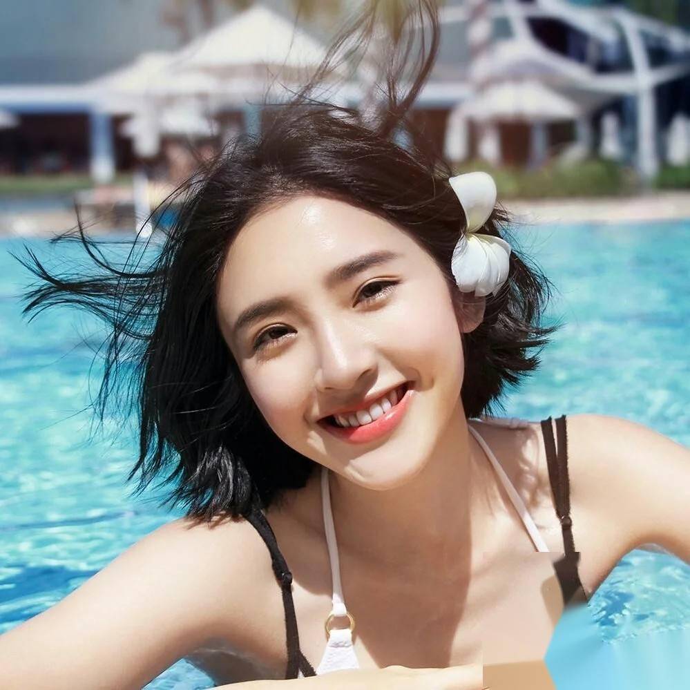 32岁唐艺昕写真曝光,美貌与才华兼具的女神让人忍不住多看几眼!