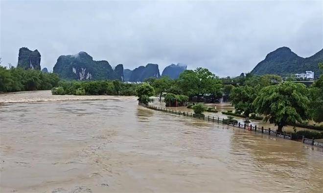 桂林暴雨致遇龙河水位突涨1米多 景区各码头已封航6天-桂林遇龙河竹筏漂流图片