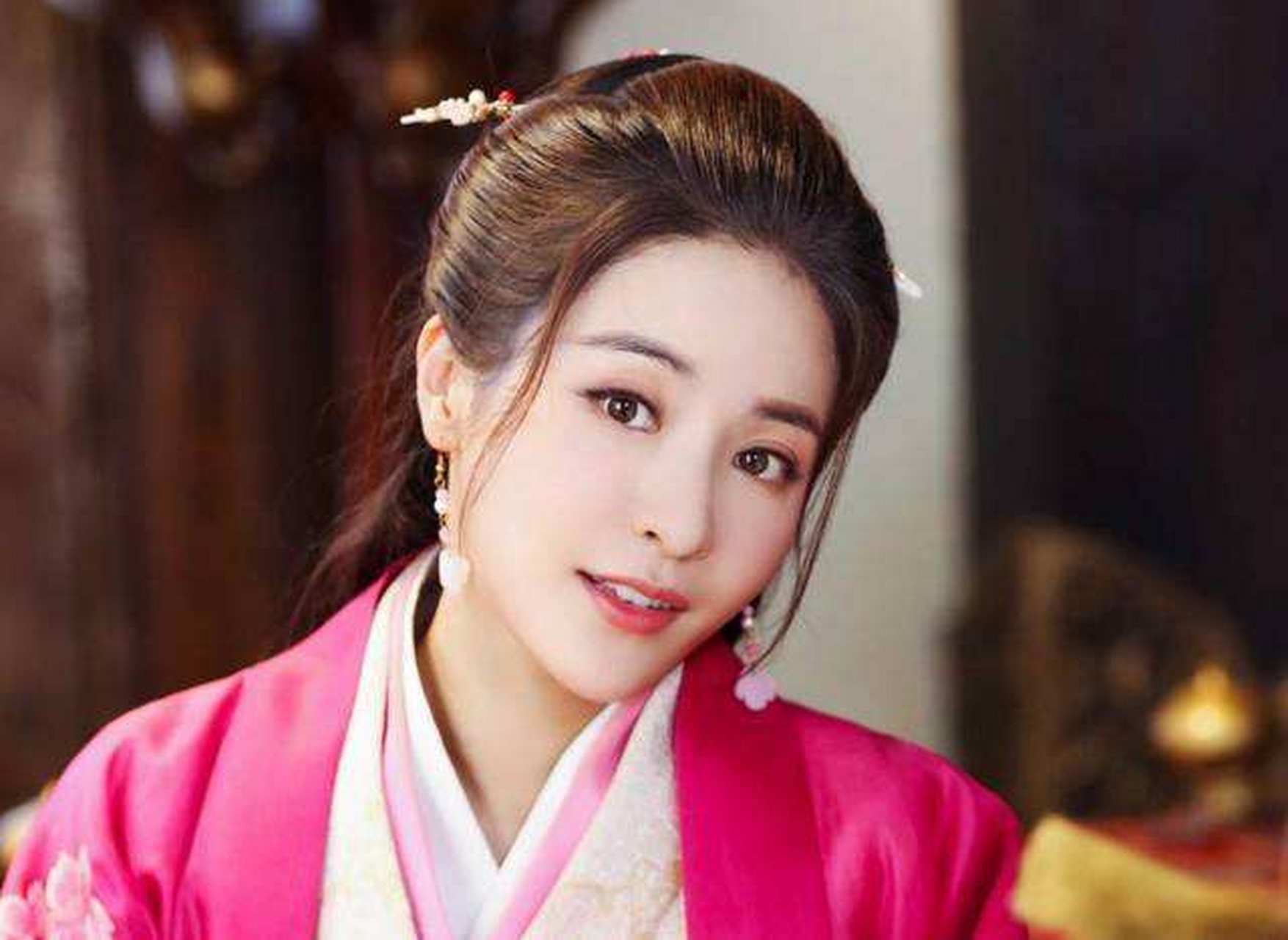 王衍喜爱玩乐,有三个人便成了其狎客,这三个人是文思殿大学士韩昭,内