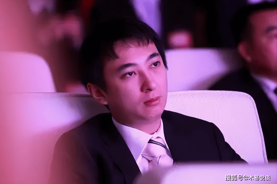 私生子事件过后,王思聪与00后新女友高调秀恩爱,躺腿摸脸好悠闲