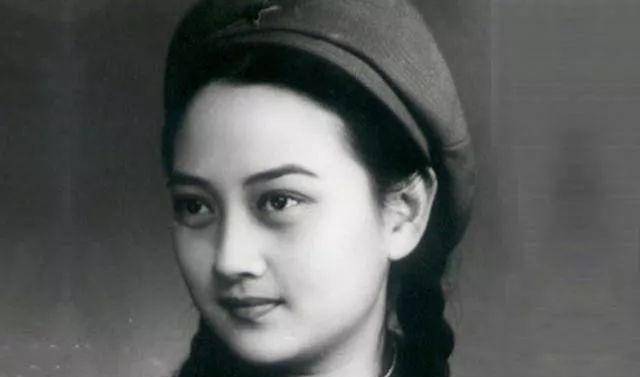 父亲京剧大师, 母亲30年代影星, 妻子当家花旦, 他却演了一辈子配角