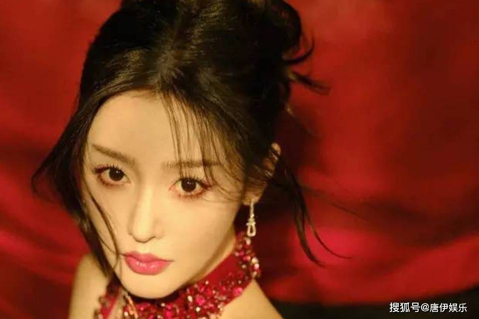 张天爱晒美照，红裙闪耀动人，眼神撩人，身材有型_魅力_爱的_镜头