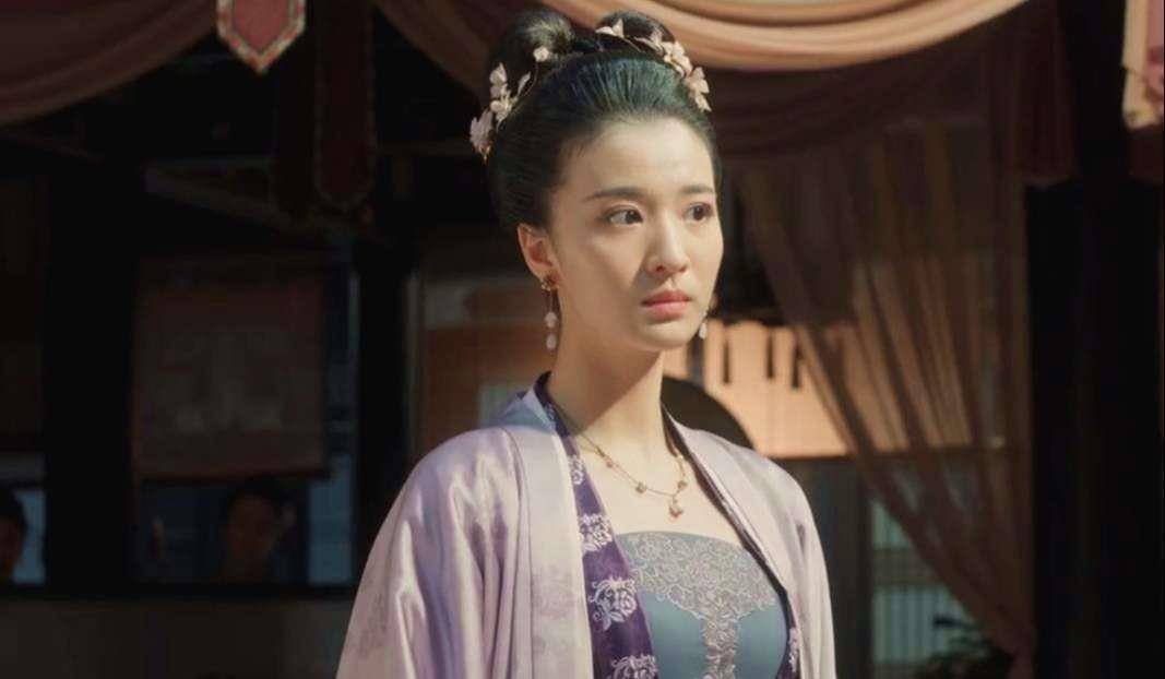 清平乐:张妼晗宴会上装扮为何触怒官家?和珠冠无关,衣服是关键