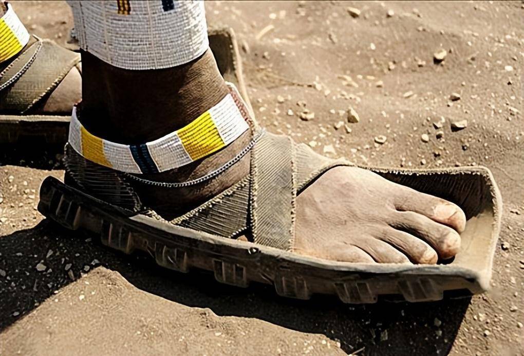 中国丢弃的报废轮胎,竟成了非洲最畅销的拖鞋!爸爸穿完儿子穿!