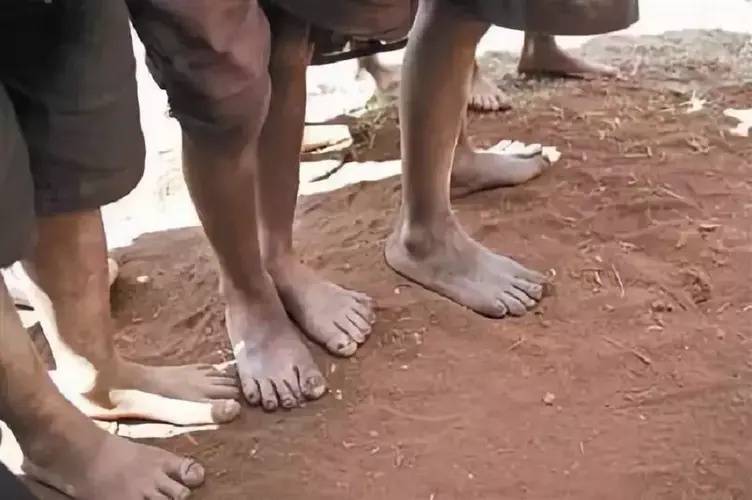 中国丢弃的报废轮胎,竟成了非洲最畅销的拖鞋!爸爸穿完儿子穿!