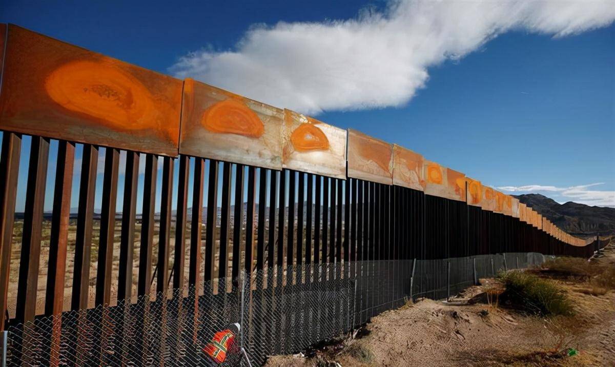 中国速度震惊世界,一夜之间建成500公里隔离墙,美国酸得不行