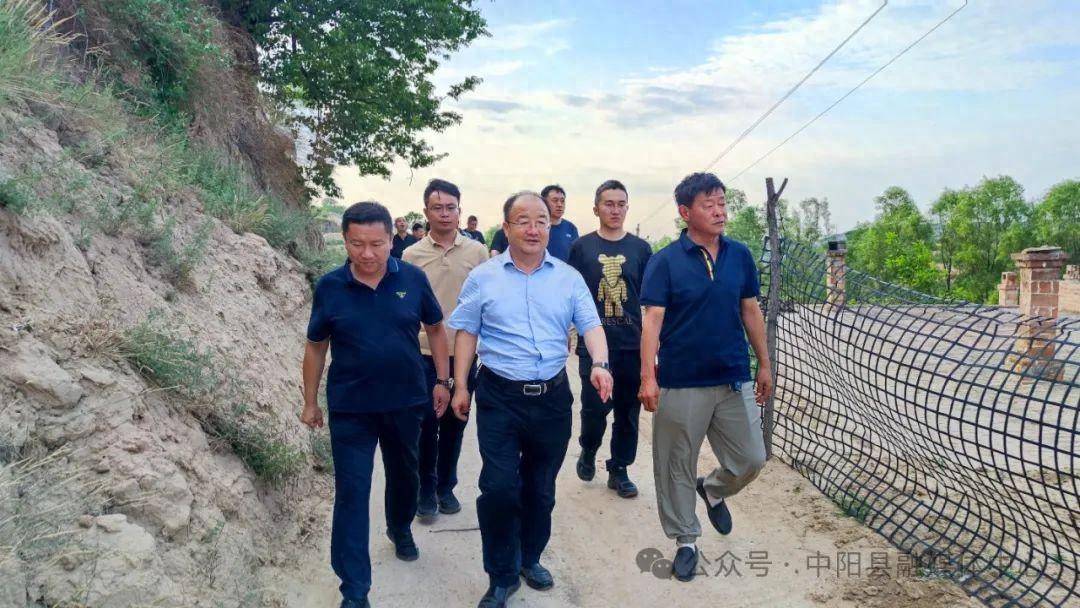 中阳县人大常委会主任刘海生在金罗镇调研