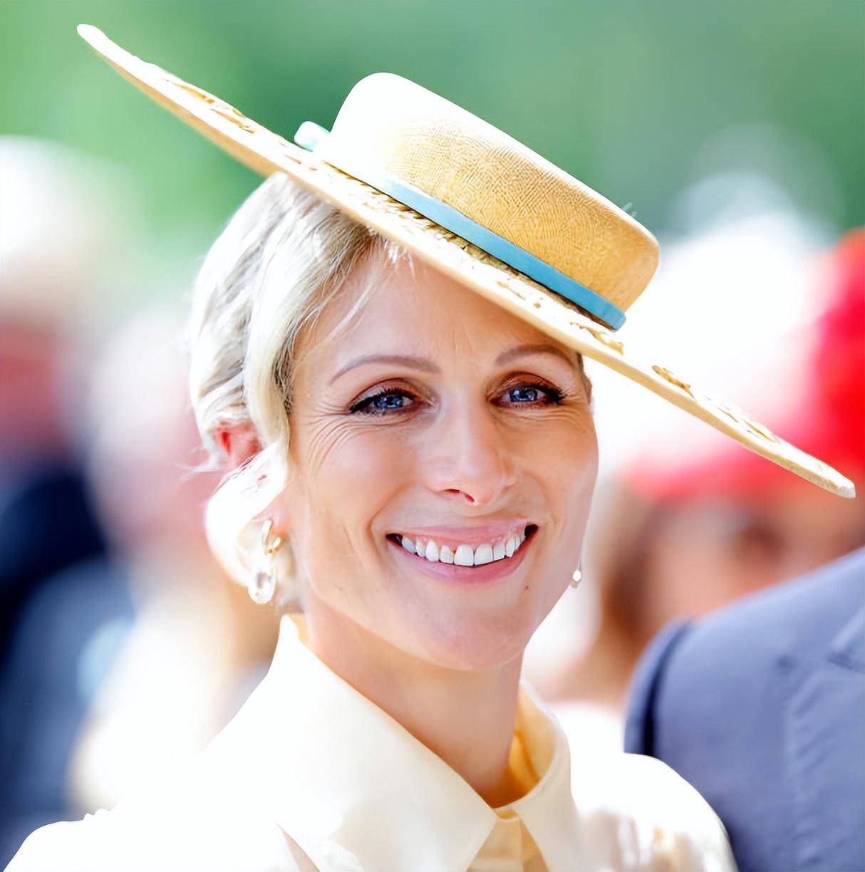 英王室赛马会第一天!卡米拉一身蓝色太风光,英国公主们都好惊艳