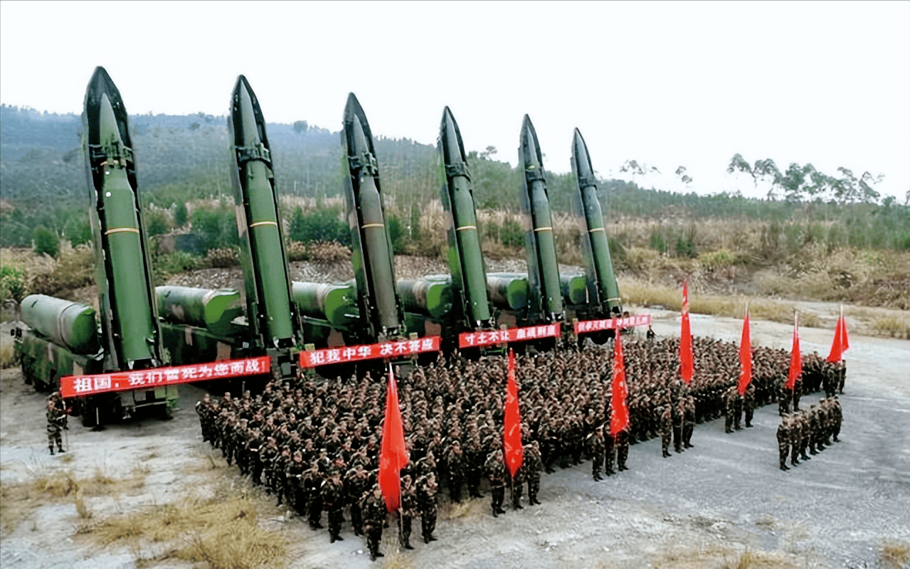 七分钟到老美基地,中国火箭军有多猛,5000枚东风导弹随时待命
