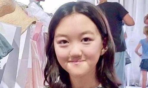 李亚鹏透露12岁李嫣再做手术不害怕,李亚鹏却蹲在马路