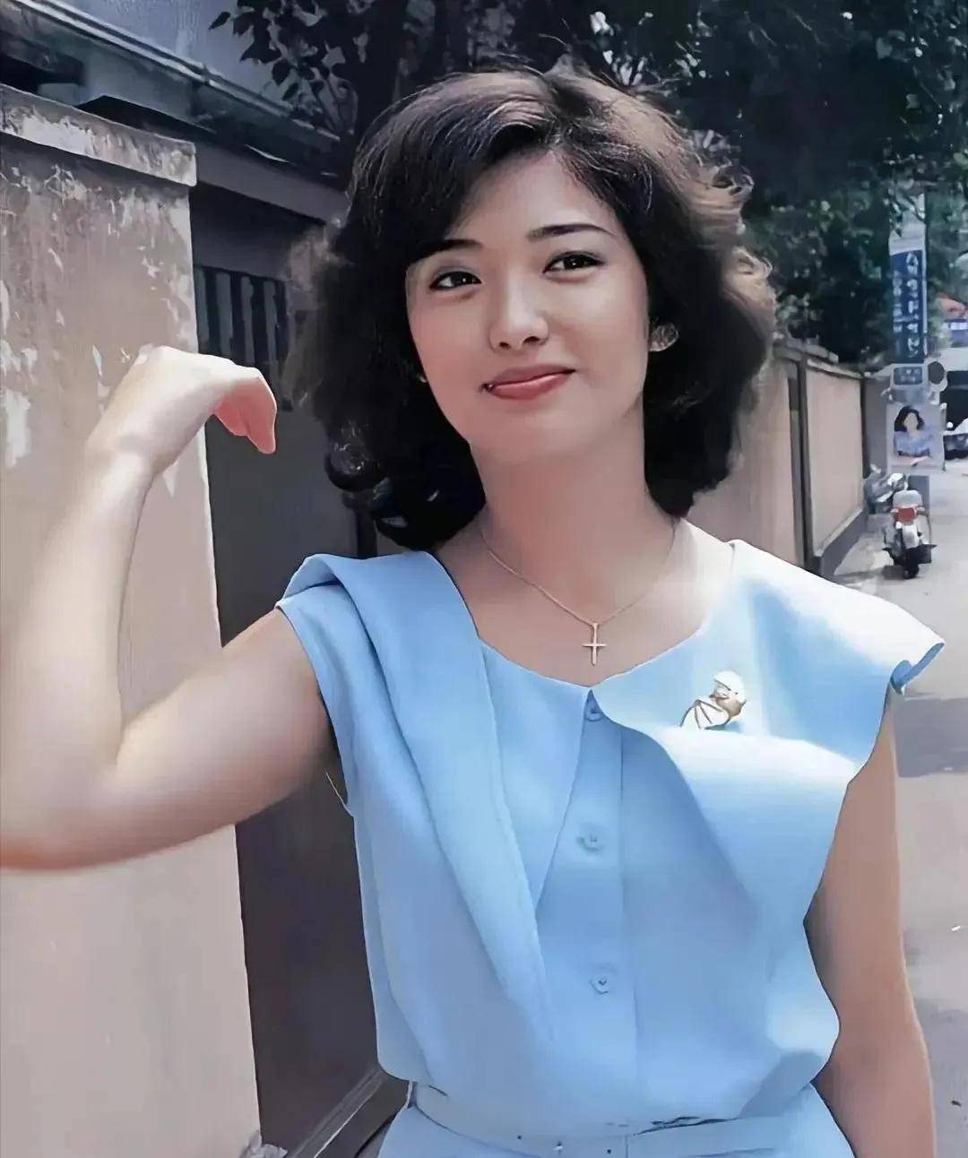 山口百惠算不上标准美女,年轻时也漂亮动人,如今难掩老态但铅华洗尽仍