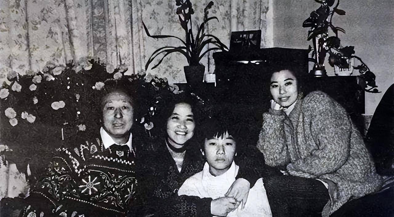 生活中更增添了不少的甜蜜,候烽民有了女儿之后,还是将祝希娟放在第一