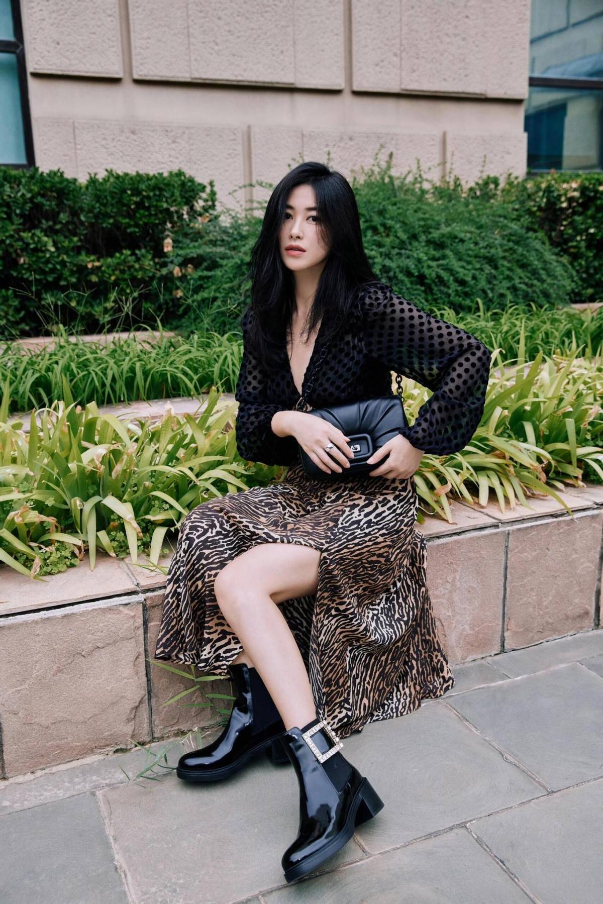 "朱珠"终于剪了法式刘海,穿西装 连衣裙太高级,美得焕然一新