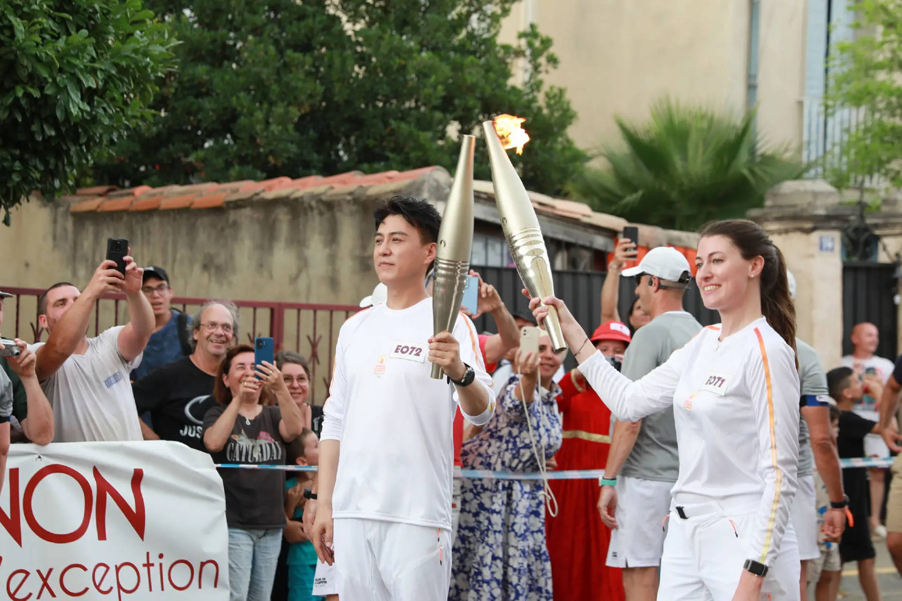 靳东参与巴黎奥运会火炬传递活动,现场画面曝光