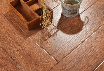 客厅装修选实木地板还是木纹砖?我家装错,现在回潮变形哭都没用