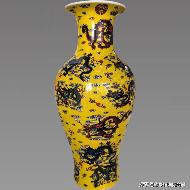 是汉族传统的陶瓷艺术：“大清雍正年制”款黄釉粉彩云龙纹鱼尾瓶_