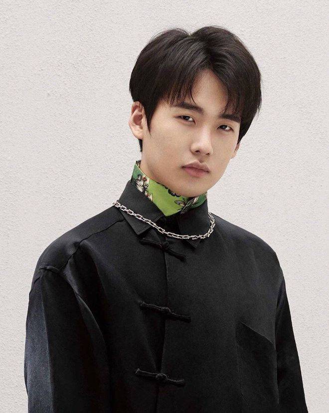 郭麒麟新恋情疑曝光?开400万豪车约会,与美女热聊还上演摸脸杀