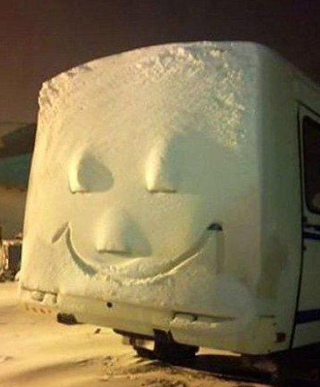 搞笑图片幽默段子笑话:妹子,你不会穷到连自拍杆都买不起吧?