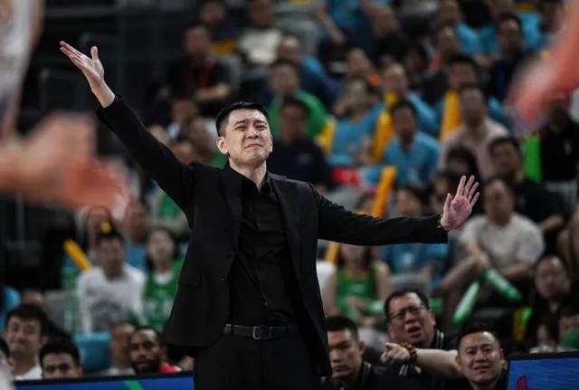 在这其中,我们也看到了四位辽宁男篮成员的身影,分别是主教练杨鸣