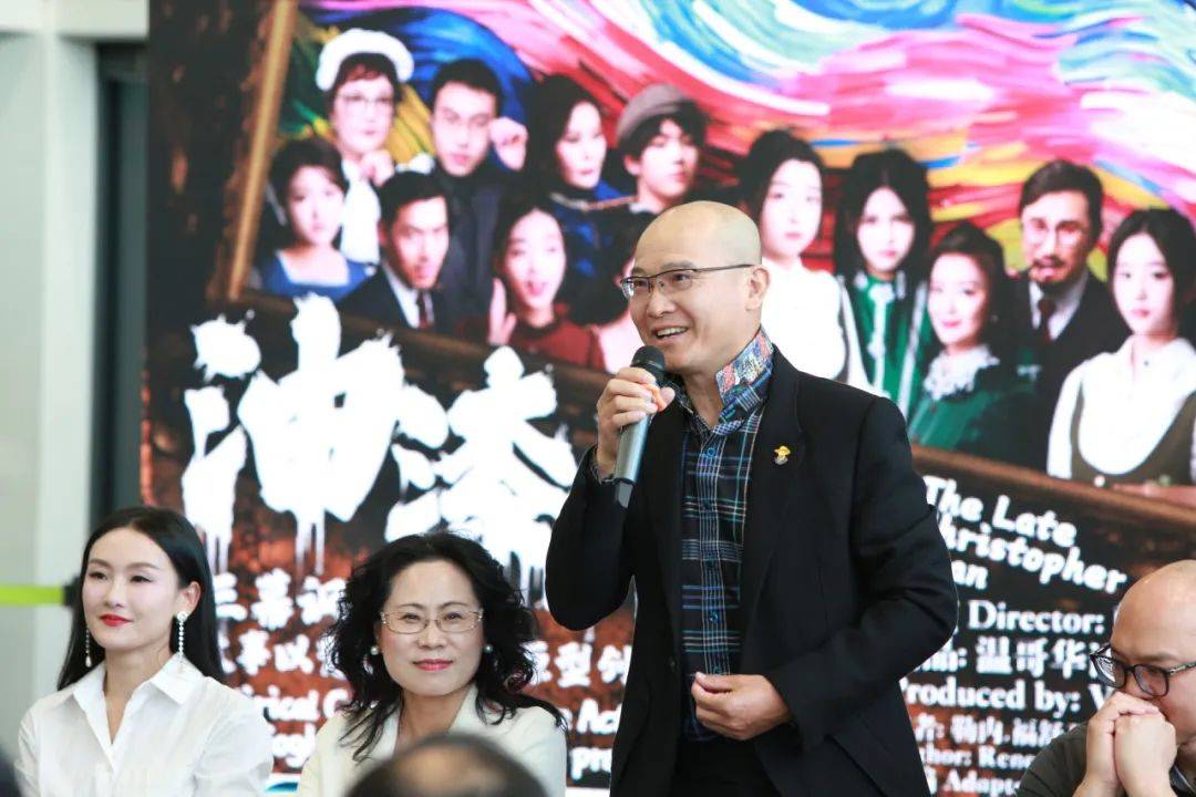 鼓励,她一直一来也坚守着这个准则,先做人后做艺.