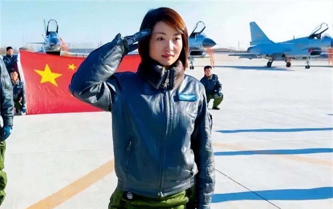 单位的领导还在航展发布会上说:"军人的妻子是奉献,既然女飞行员的