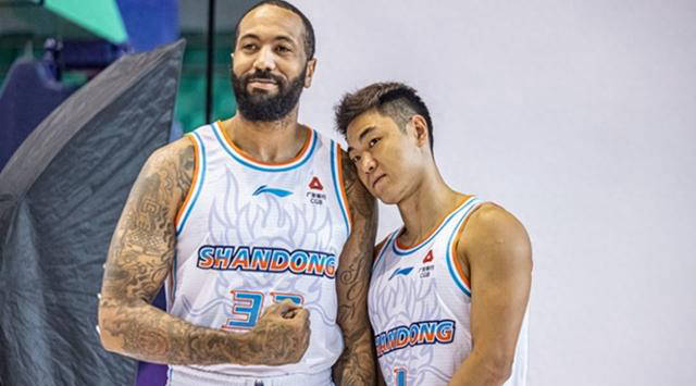 中国男篮集训队合影留念:教练齐聚球员备战,五名球员缺席原因解析