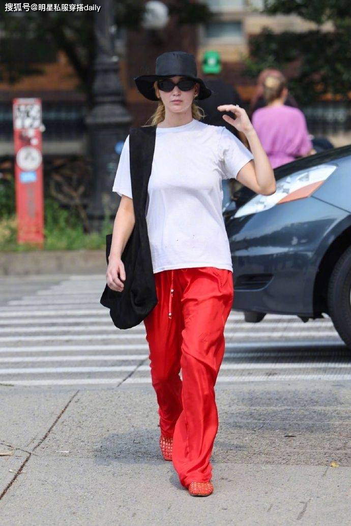 红色和白色的对比太美了！詹妮弗·劳伦斯的白t恤配红裤子和红鞋子很耀眼。