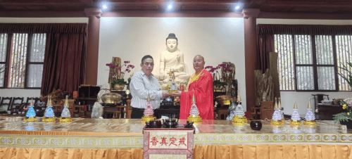 华琪舍利子博物馆向山东省沂南大观音寺赠送舍利子塔