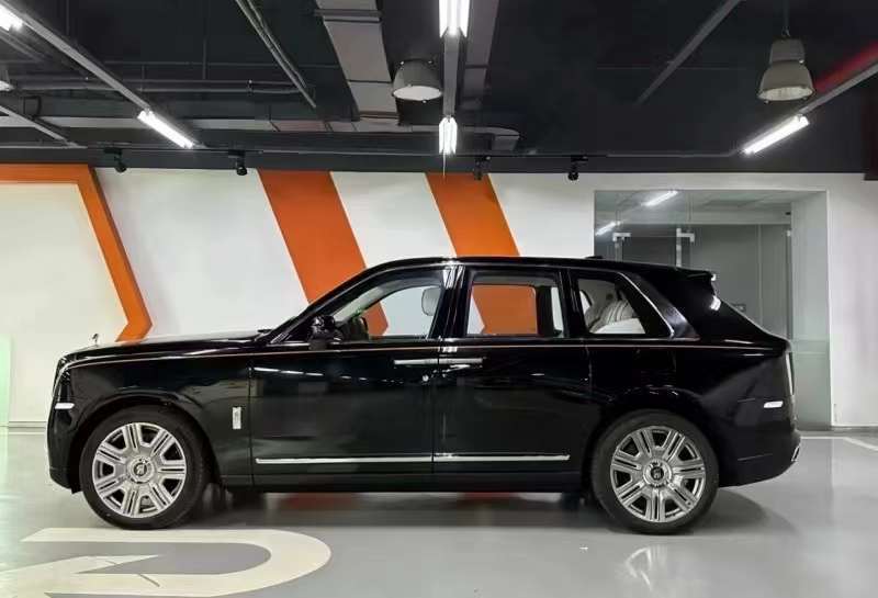 劳斯莱斯库里南,钻石黑/北极白/深棕色