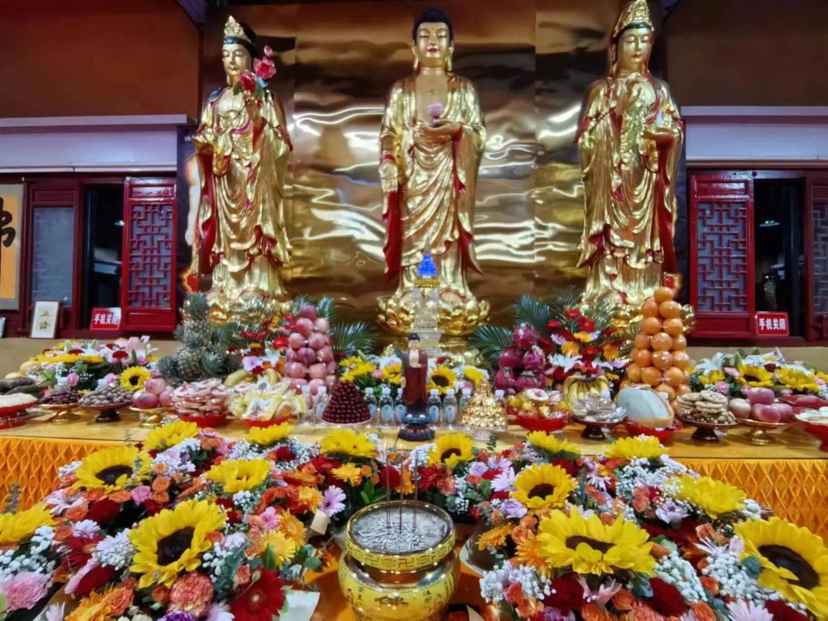 华琪舍利子博物馆向大观音寺赠送舍利子塔