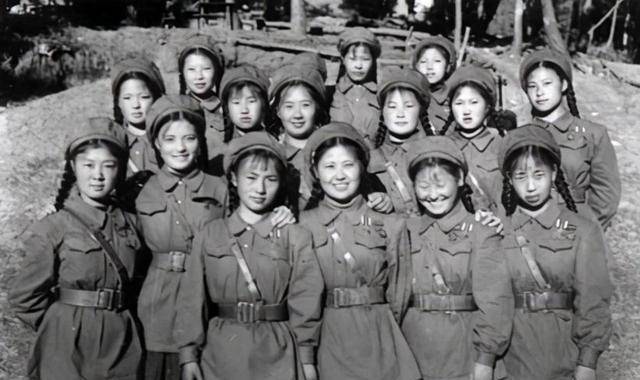 女文艺兵想要避雨,见一"伙夫"坐在防空洞里,问:你咋有苹果吃