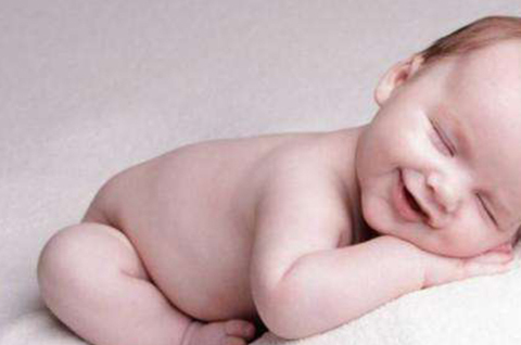 宝宝睡着后偷偷笑背后有这样的原因_宝宝_时间_父母。