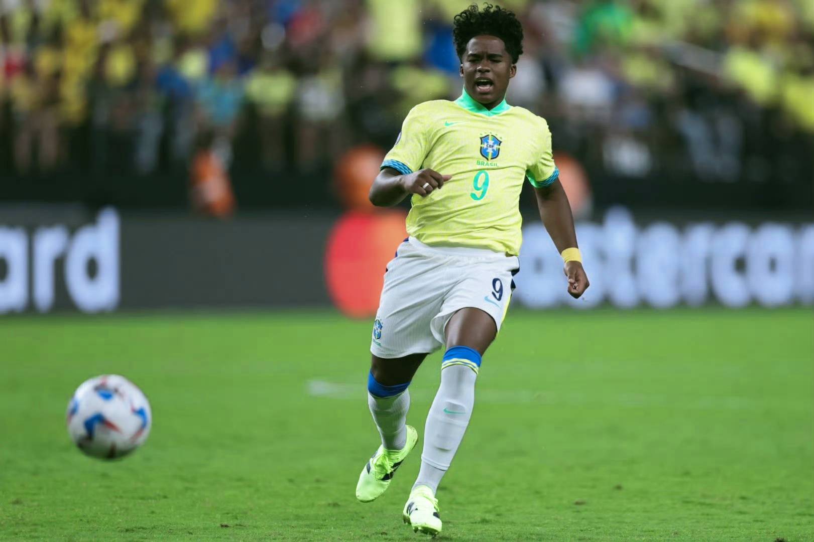 美洲杯巴西4:1巴拉圭,巴西迎来美洲杯首胜,维尼修斯上演梅开二度