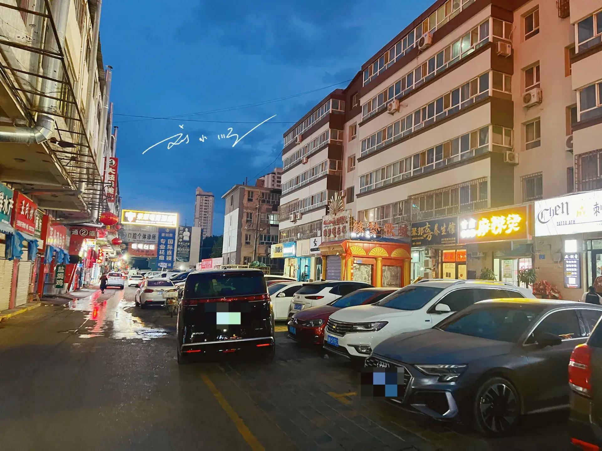 新疆阿克苏著名的夜市街,就在市中心,白天不起眼,晚上很热闹?