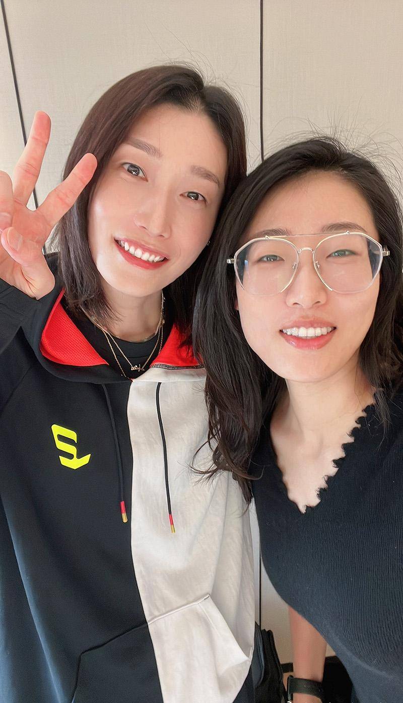 与韩国名将金软景)刘晏含性格豪爽,爱说爱笑,被球迷和网友