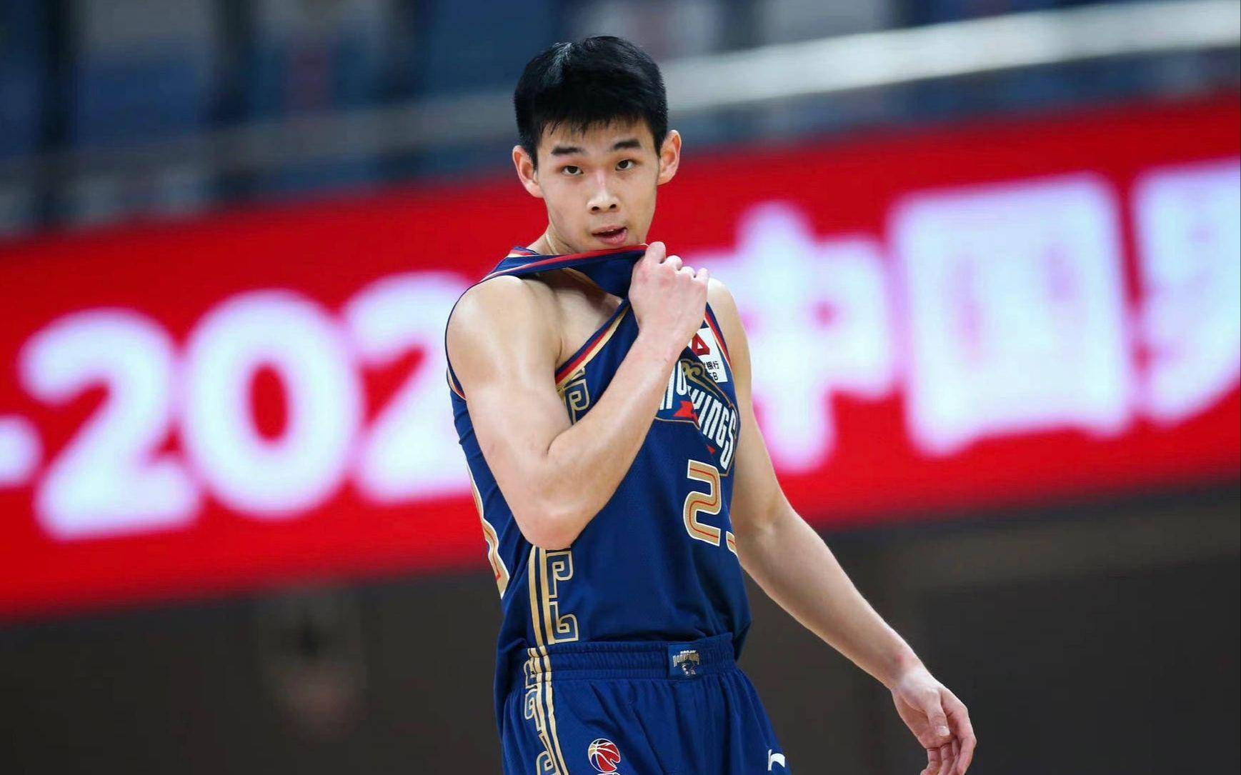 郭士强摊牌了！CBA20岁新星除名，顶撞教练闹内讧，新帅不留情面-郭士强怒斥球员