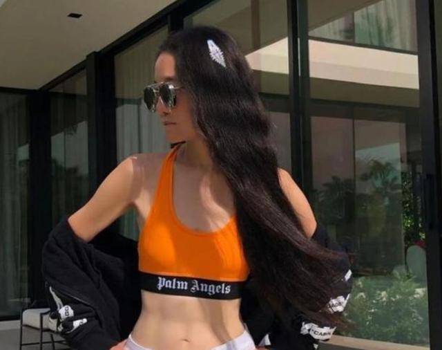 "婚纱女王"王薇薇:72岁的脸20岁的身材,爱上小36岁的世界冠军