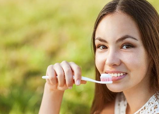 这三种牙膏都会影响孕妈妈和胎儿的健康，准妈妈要尽量避免！_孕妇_牙齿_牙龈
