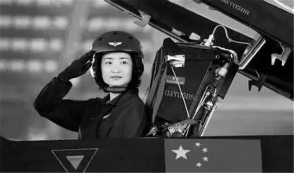 回顾"空军英烈"余旭:中国首批歼-10女飞行员,墓前放战机模型