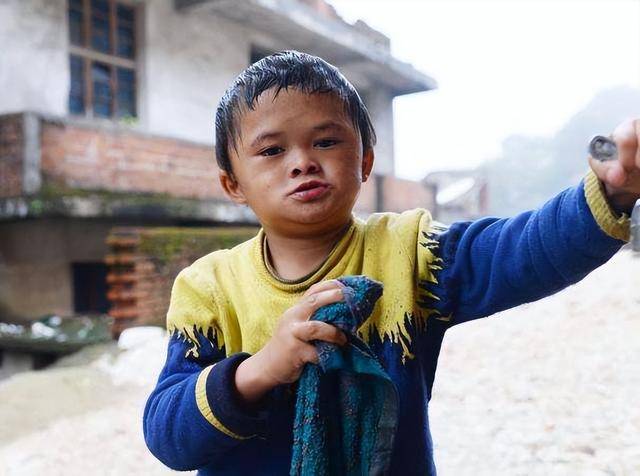 小马云现状:智力和身体都停滞不前,不认识百元大钞,如今又复出