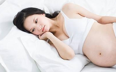 怀孕期间不要睡觉不小心。错误的睡姿会影响胎儿的发育，给宝宝带来压迫感_时间_孕妇_肚子。