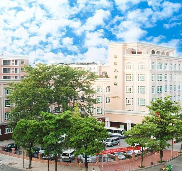 当时时间不是很晚,连丽丽很单纯地以为估计尚尔琦有什么事找自己,过去